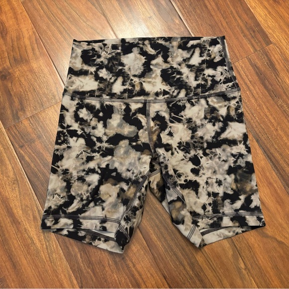 LuLuLemon black/tan tie dye bike shorts - Picture 1 of 5